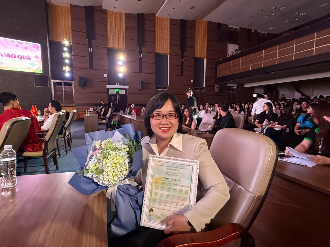 Phấn Nụ Hoàng Cung Cùng Sinh Viên UEH Lan Tỏa Vẻ Đẹp Bản Sắc Việt Tại Cuộc Thi “Sắc Màu Cảm Xúc 2025: Ngàn Năm Vang Khúc”