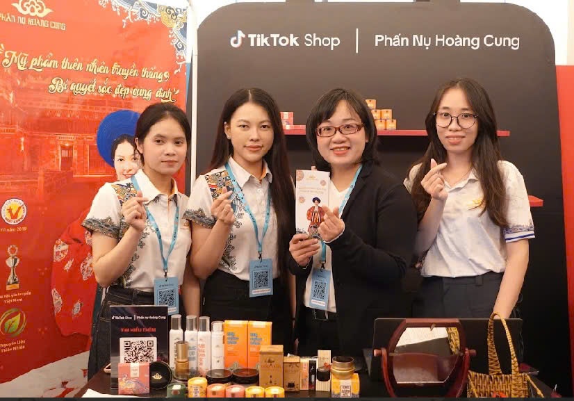 Phấn Nụ Hoàng Cung Kết Nối Cùng KOLs/KOCs Tại TikTok Shop Creator Bootcamp: Mega Sales 2025