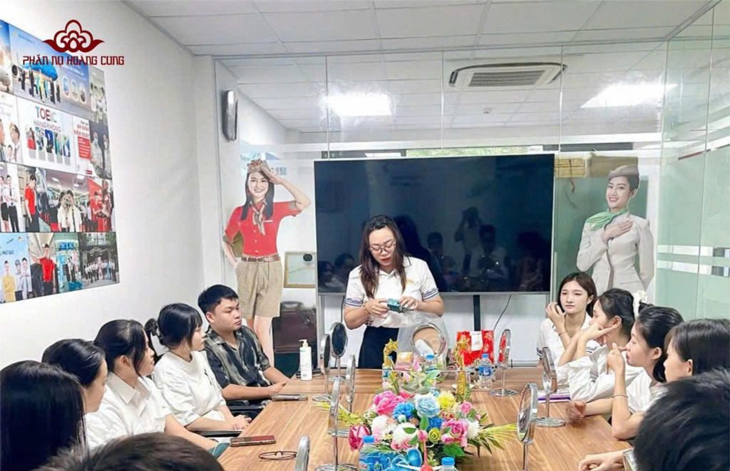 PHẤN NỤ HOÀNG CUNG ĐỒNG HÀNH CÙNG LỚP ĐÀO TẠO TIẾP VIÊN HÀNG KHÔNG ACT