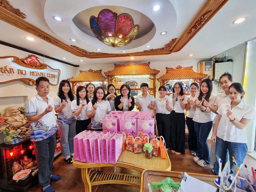 TẾT ĐOÀN VIÊN ẤM ÁP: BAN LÃNH ĐẠO PHẤN NỤ HOÀNG CUNG TRAO QUÀ ĐẾN TOÀN THỂ NHÂN VIÊN