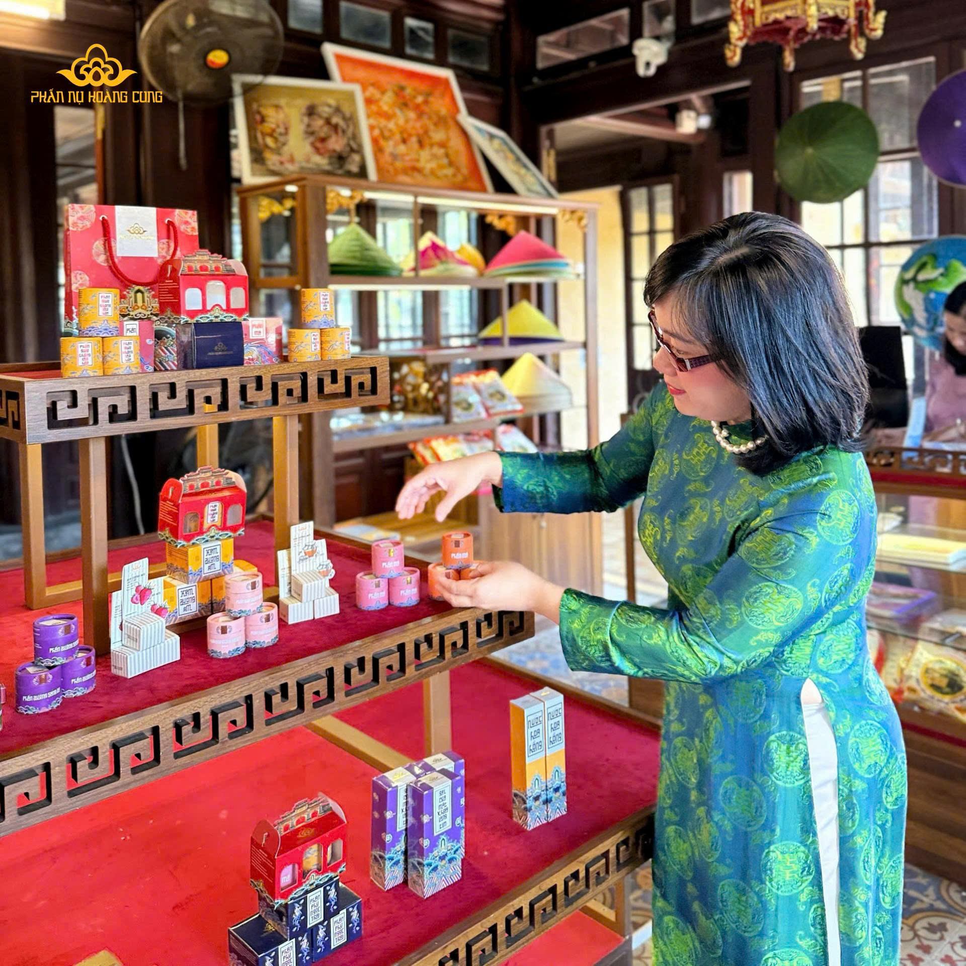 HÀNH TRÌNH TRỞ VỀ NƠI KHỞI NGUỒN CỦA PHẤN NỤ HOÀNG CUNG