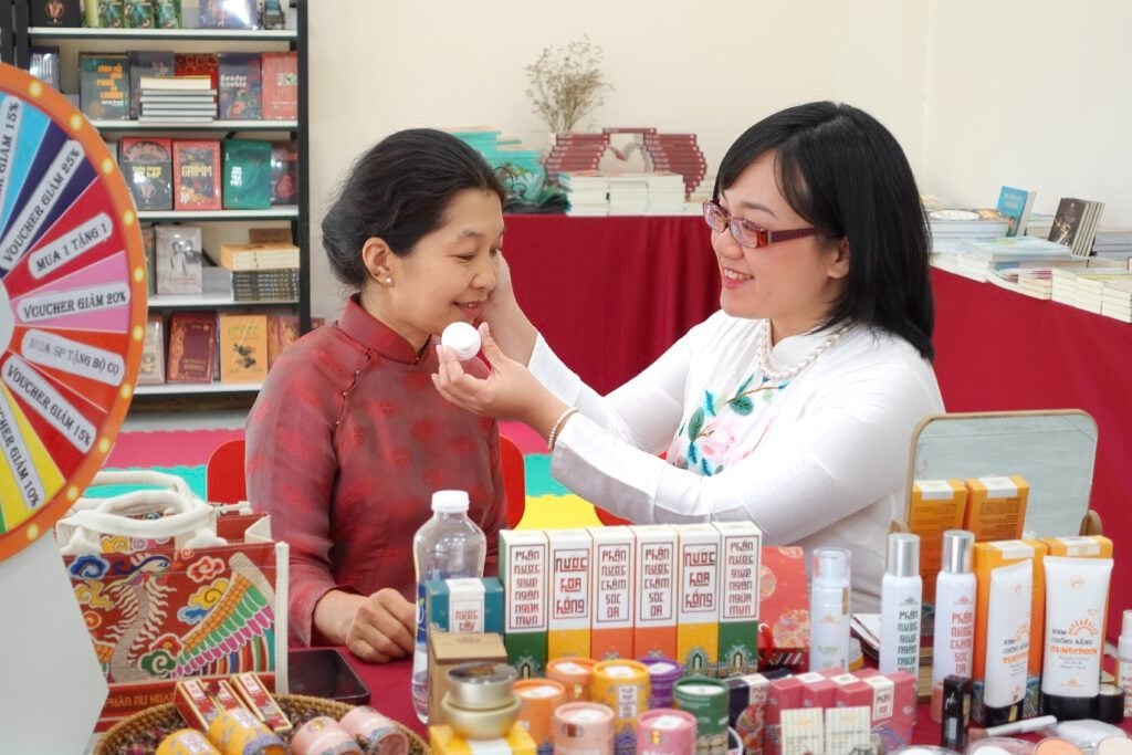 ‘Phấn Nụ Hoàng Cung’ – sự trở lại của vẻ đẹp Việt