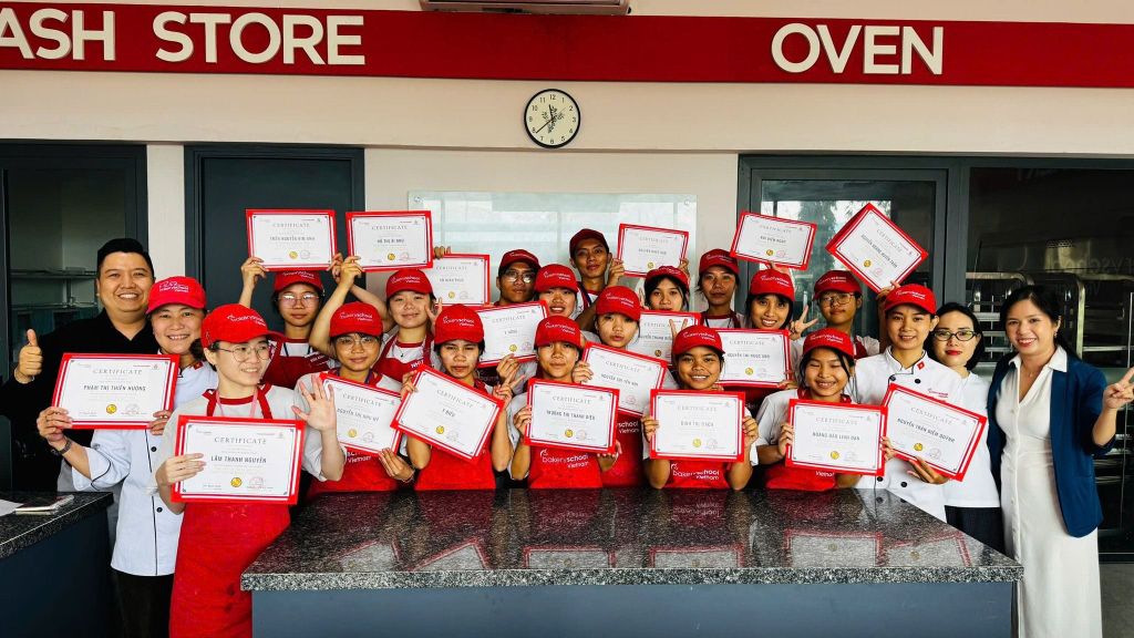 Nghệ thuật bài trí bàn ăn trang trọng và phục vụ món ăn