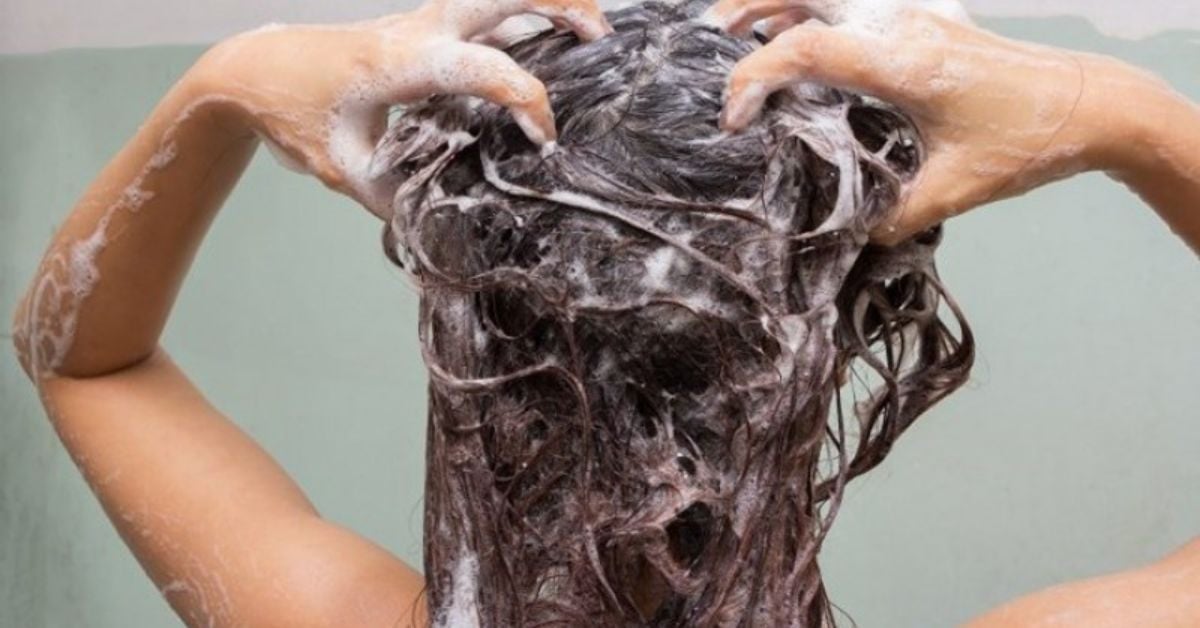Hậu quả của việc gãi mạnh khi gội đầu: Tổn thương nang tóc và nguy cơ nhiễm trùng
