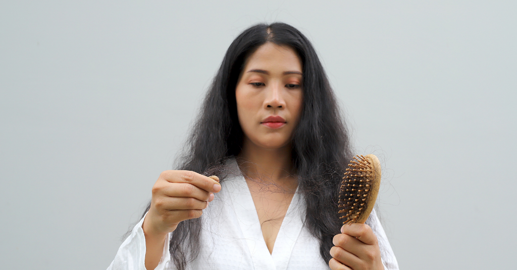 Tóc khô xơ mùa hè dù không nhuộm: 4 nguyên nhân ít ai ngờ