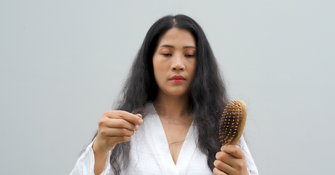 Tóc khô xơ mùa hè dù không nhuộm: 4 nguyên nhân ít ai ngờ