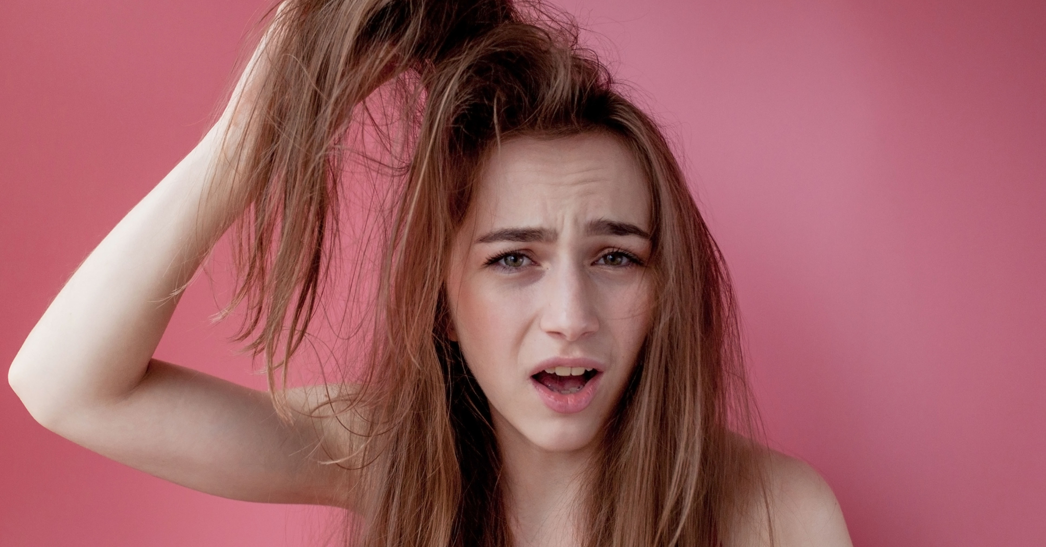 Vì sao tóc dễ bết hơn vào mùa hè?