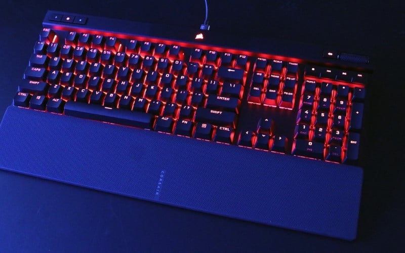 Corsair tiên phong áp dụng công nghệ mới như switch quang học và hệ thống đèn nền RGB thông minh