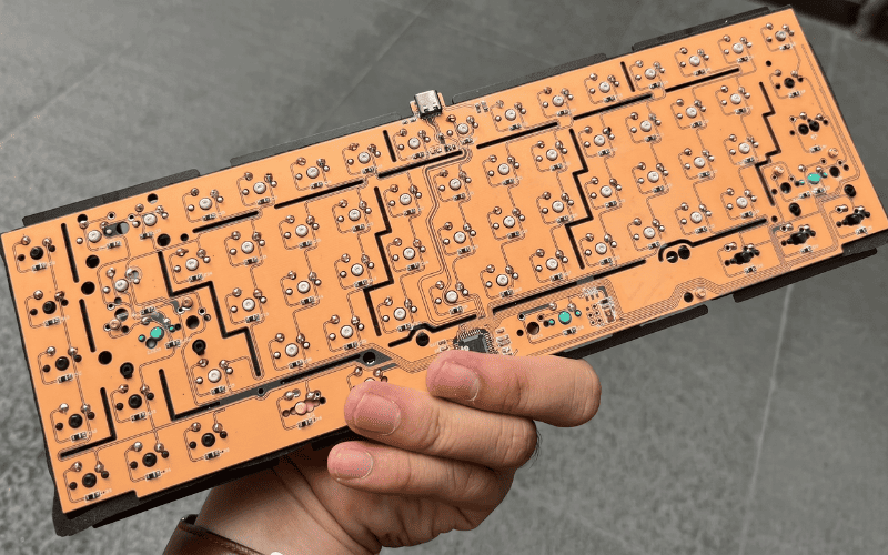 PCB là bảng mạch nhận tín hiệu từ từng phím