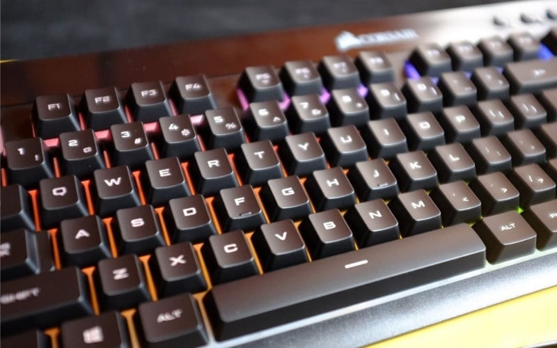 Bên cạnh khung, hãng cũng đầu tư vào keycap, dây kết nối, chân chống,...