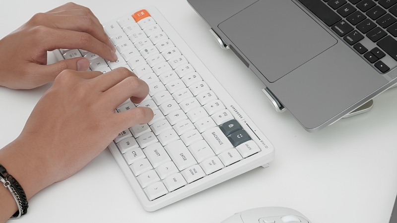 Bàn phím không dây HyperWork SilentKey Mini TS01M Trắng có layout 75% gọn gàng