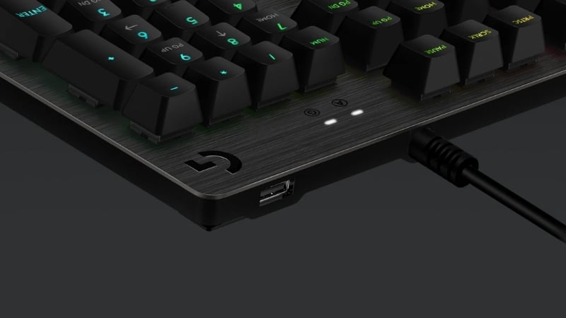 Bàn phím Logitech G512 Carbon có USB passthrough tiện lợi