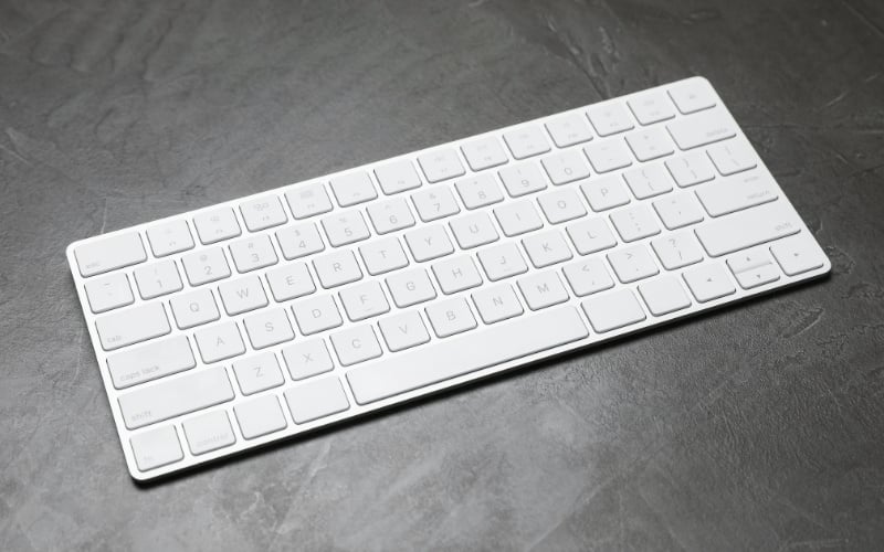 Bàn phím không dây là một thiết bị nhập liệu không yêu cầu cáp kết nối vật lý