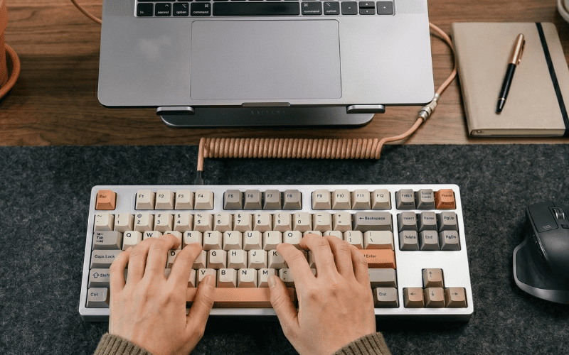 Cắm trực tiếp bàn phím vào laptop bằng cáp đi kèm