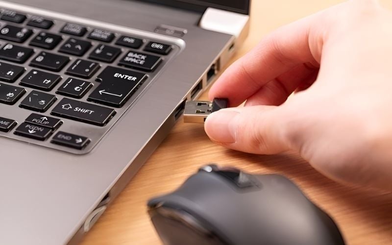 Cắm USB receiver vào&nbsp;laptop, bật nguồn bàn phím và chờ&nbsp;thiết bị kết nối
