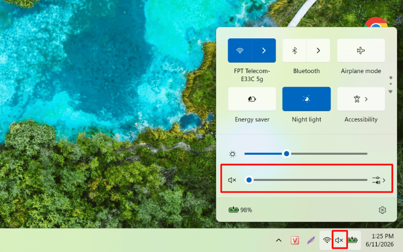 Nhấp biểu tượng loa ở thanh Taskbar, kéo âm lượng lên mức phù hợp