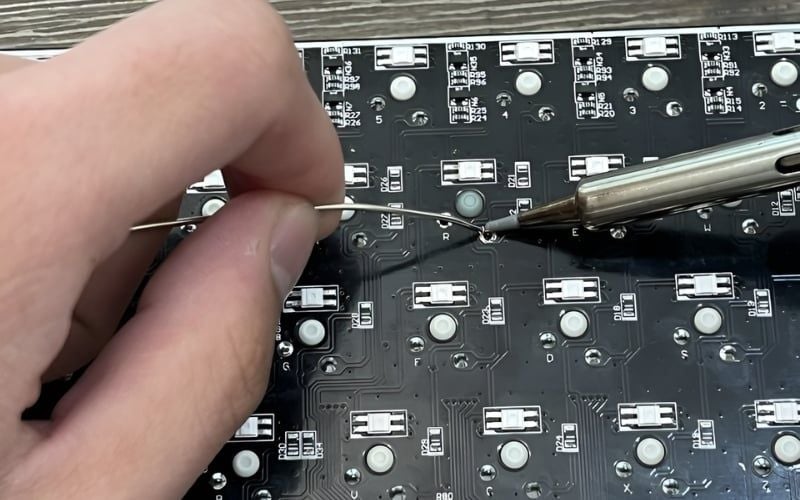Hàn lại vừa đủ nhằm cố định hai chân switch sau khi đã thay mới