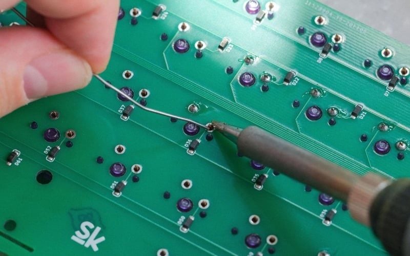 Bàn phím là non-hotswap&nbsp;(mạch hàn) không nên tự thay switch&nbsp;tại nhà