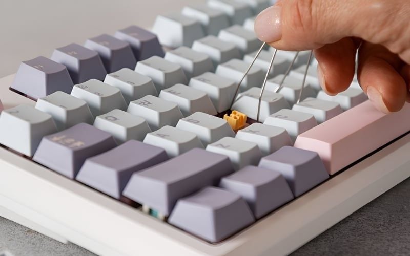 Dùng keycap puller kéo keycap thẳng lên
