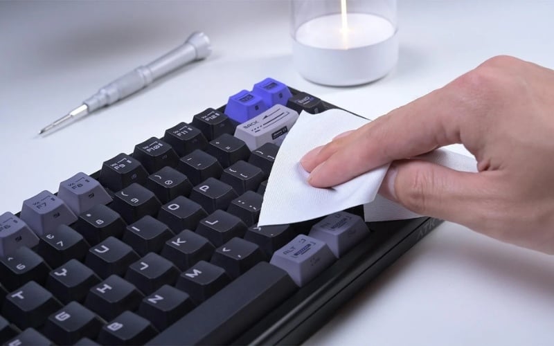Vệ sinh nhanh bằng phím bằng cách dùng khăn khô để&nbsp;loại bỏ ẩm còn sót