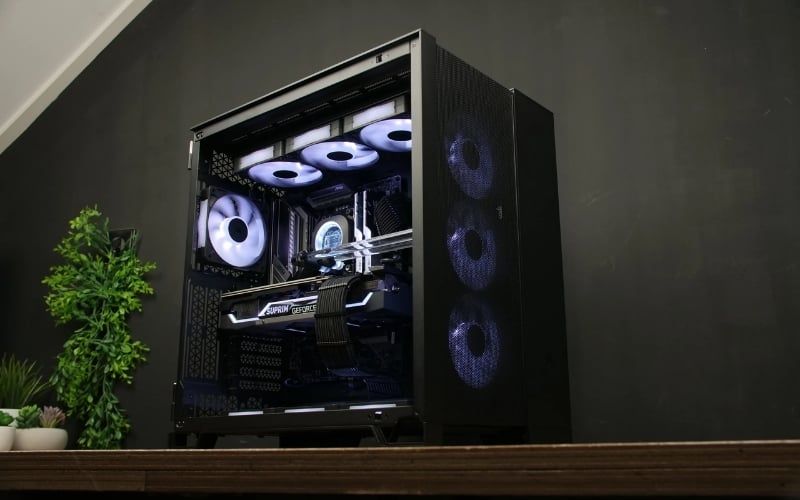 Case Corsair nổi bật với quạt RGB chất lượng và hệ sinh thái iCUE đồng bộ