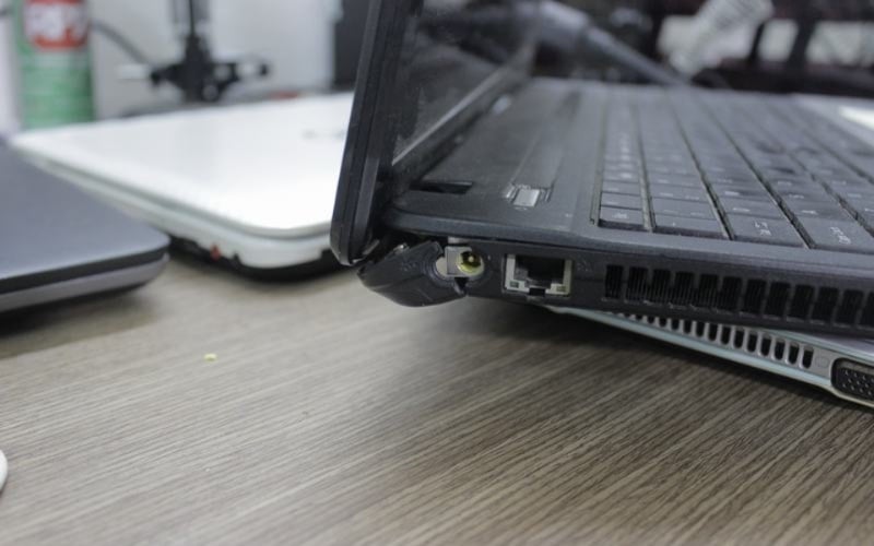 Acer từ chối bảo hành do người dùng làm sản phẩm bị gãy, bể, cháy, nổ, vô nước