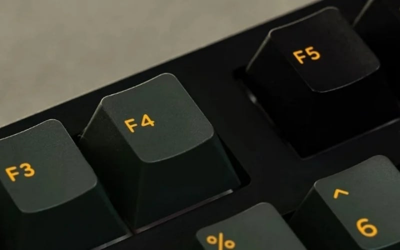 Chất liệu nhựa PBT bền bỉ, không bị bóng bề mặt theo thời gian