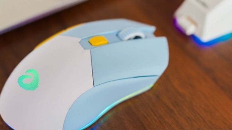 Chuột DareU EM901X RGB Superlight Wireless White Blue có thiết kế gọn gàng