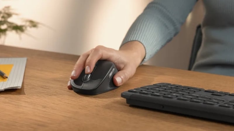 Chuột Logitech Signature Comfort M840 L Graphite có thiết kế công thái học
