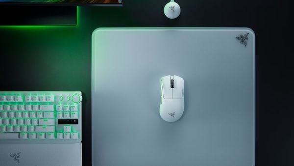 Razer DeathAdder V4 Pro White có lớp phủ chống trượt