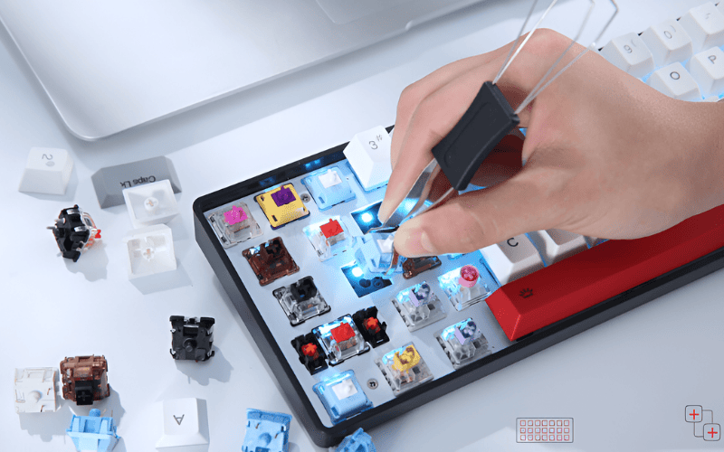 Thao tác tháo nút và vệ sinh bàn phím rời đơn giản hơn bàn phím tích hợp của laptop