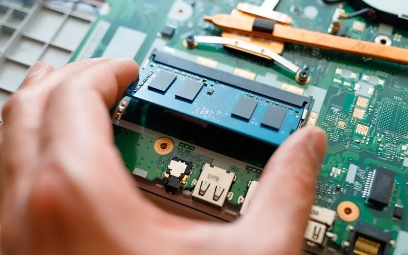 RAM là bộ nhớ tạm giúp laptop xử lý đa nhiệm nhanh và phản hồi mượt hơn