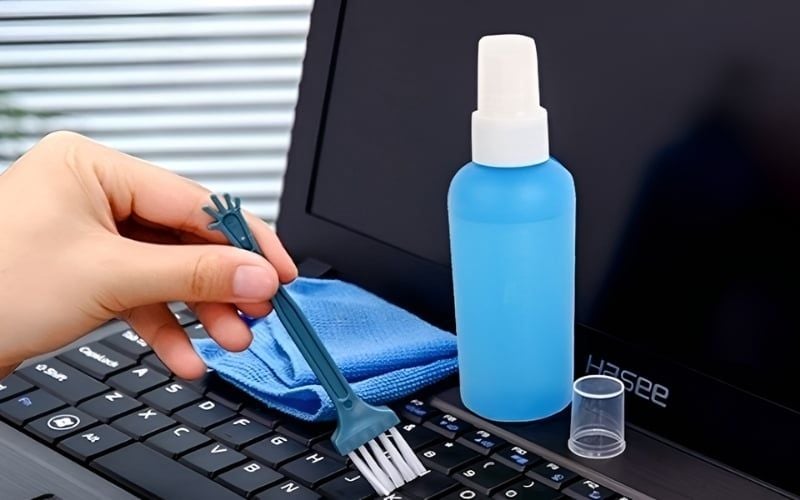 Vệ sinh laptop định kỳ để&nbsp;phòng tránh kiến quay lại laptop