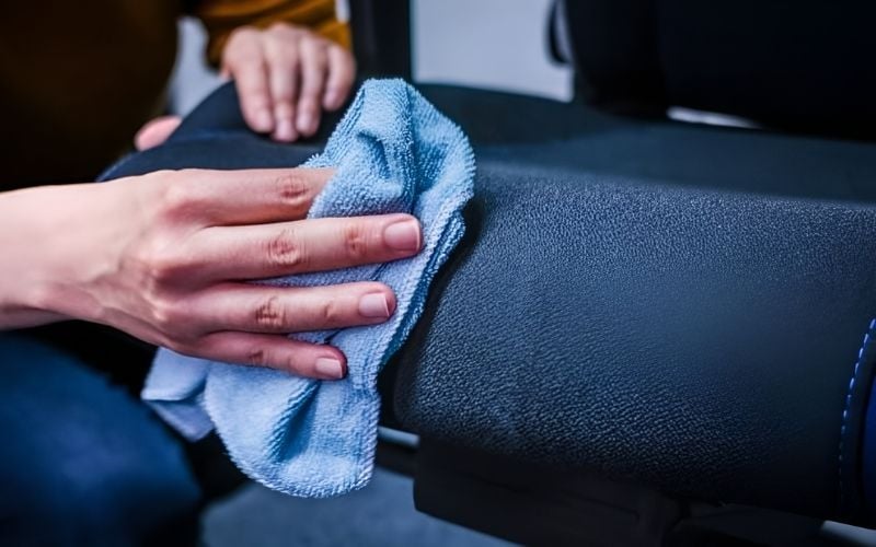 Thường xuyên vệ sinh ghế đúng cách để đảm bảo tuổi thọ