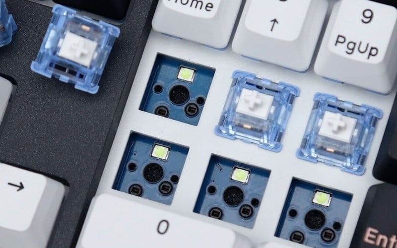 Hotswap cho phép người dùng tháo và thay switch trên bàn phím cơ mà không cần hàn mạch