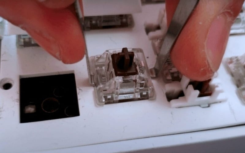 Dùng switch puller kẹp đúng ngàm và kéo switch thẳng lên