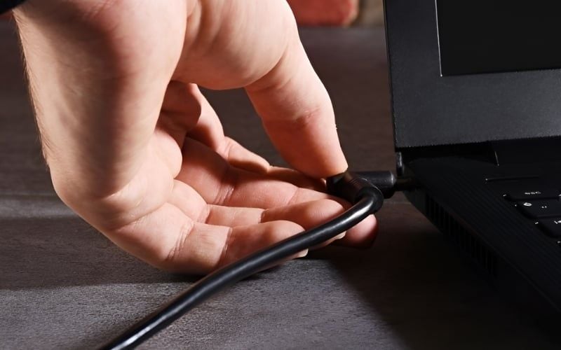 Tắt hẳn laptop và rút nguồn dây sạc để&nbsp;giảm nguy cơ chập mạch điện tử