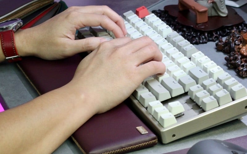 Kê tay bàn phím là một tấm đệm đặt phía trước bàn phím, có tác dụng nâng đỡ cổ tay và cẳng tay