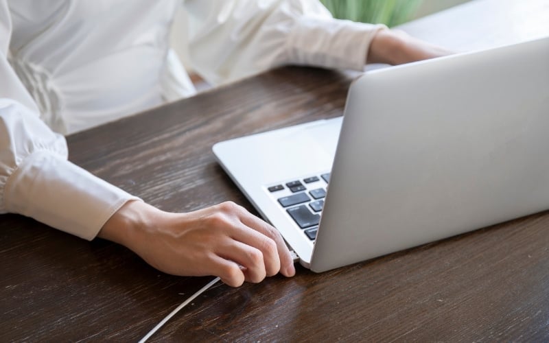 Luôn dùng bộ sạc đi kèm máy hoặc sạc chính hãng để đảm bảo an toàn