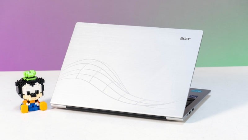 ACER Swift Lite 14 SFL14 sở hữu thiết kế thanh lịch