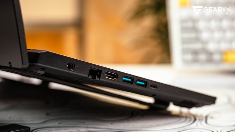 Acer Nitro ProPanel ANV15-52-72BM được trang bị nhiều cổng kết nối hiện đại