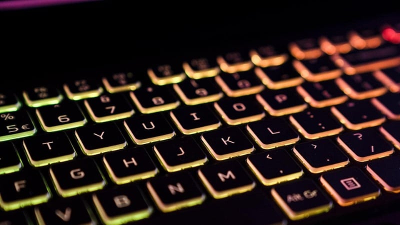 Laptop gaming trang bị LED RGB chia làm 4 vùng
