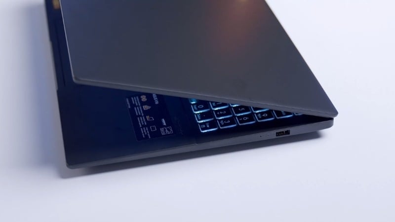 Laptop ASUS Gaming V16 V3607VH RP084W có thiết kế gọn gàng