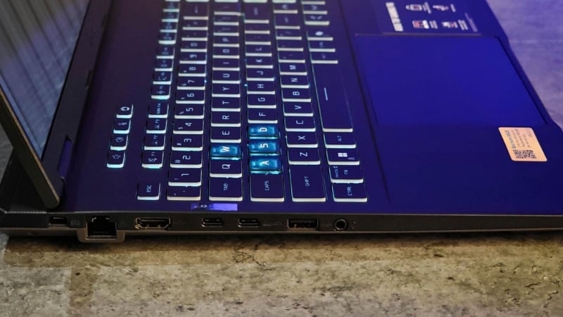 Laptop ASUS TUF Gaming F16 FX608JMI TU241W có hệ thống kết nối đa dạng