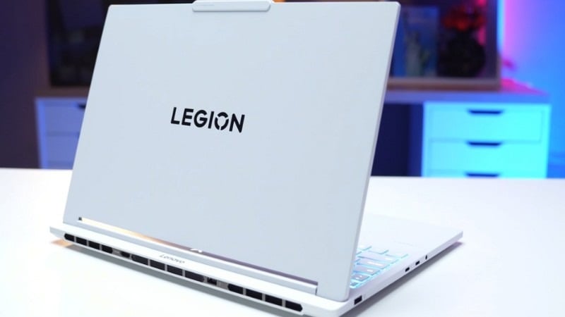 Lenovo Legion 7 16IAX10 vẫn giữ được vẻ ngoài thanh lịch với tông màu Glacier White