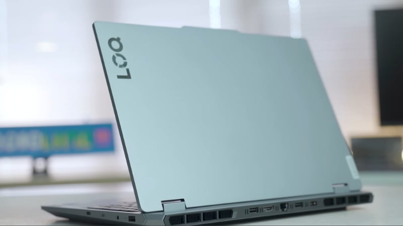 Laptop Lenovo LOQ 15IRX9 83DV013PVN gây ấn tượng ngay từ cái nhìn đầu tiên với lớp vỏ màu Luna Grey