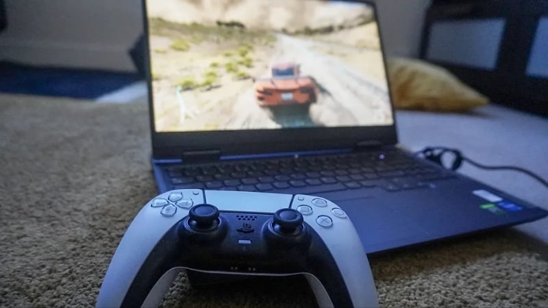 Laptop Lenovo LOQ 15IRX9 83DV01ALVN có màn hình Full HD 144Hz