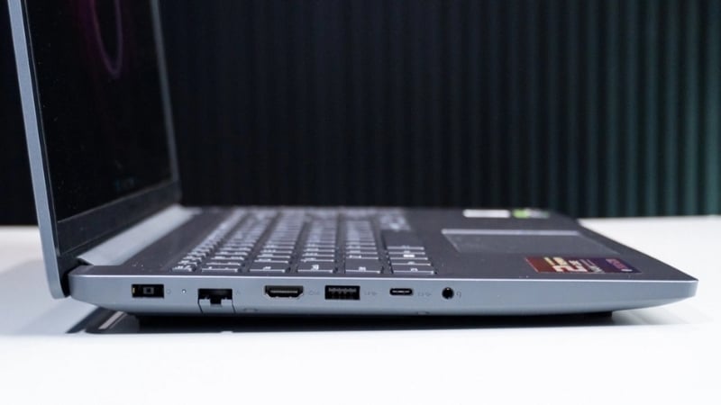 Laptop Lenovo LOQ Essential 15ARP10E 83S0000DVN có hệ thống kết nối đa dạng