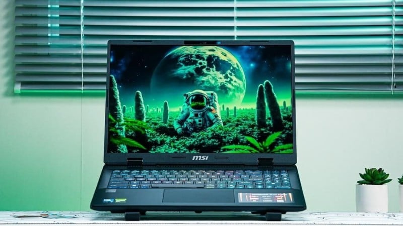 Laptop MSI Crosshair 16 HX AI D2XWFKG 078VN thu hút mọi ánh nhìn nhờ ngôn ngữ thiết kế mạnh mẽ