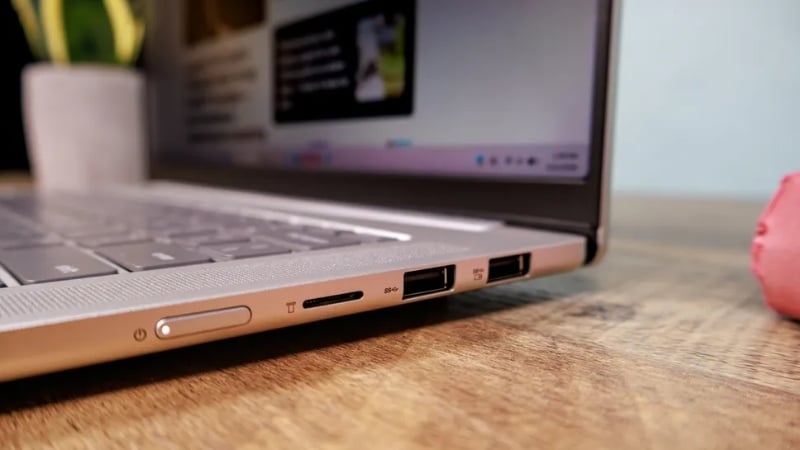 Laptop Lenovo IdeaPad Slim 5 14AGP11 83S1003GVN có hệ thống cổng kết nối đa dạng